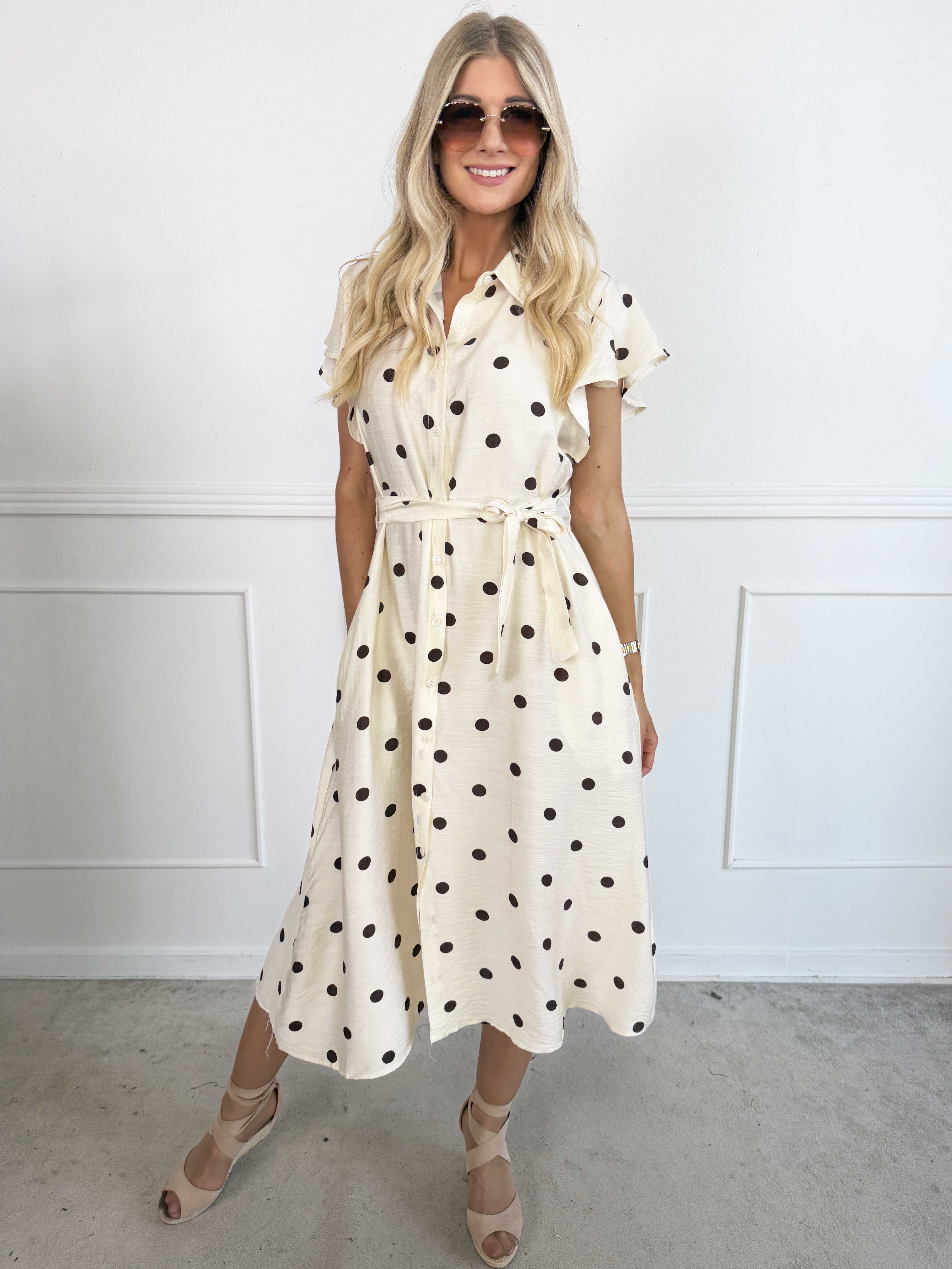 Tuva - Skjortekjole i viskose med flæseærmer og hvide prikker